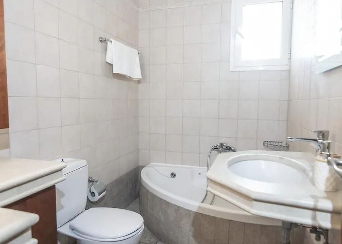 Daire Rhodes Views *